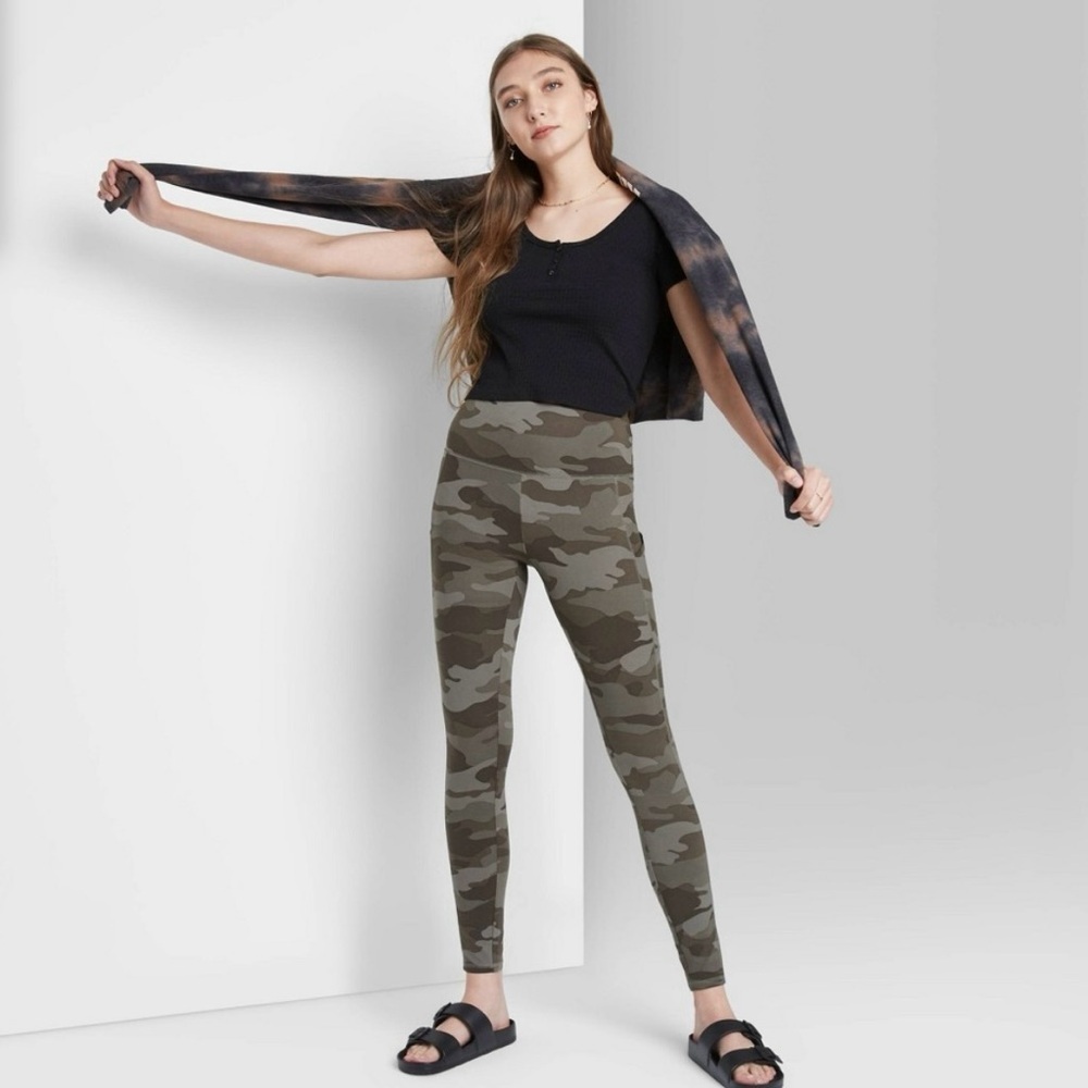 Wild Fable Camo Leggings with cargo side pockets Small